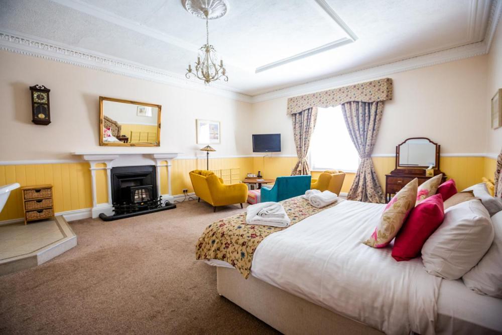 The Red Lion Hotel Cromer Exterior photo A bedroom at the hotel
