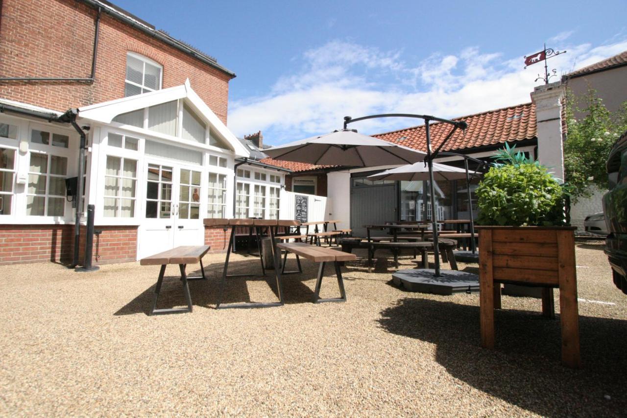 The Red Lion Hotel Cromer Exterior photo The courtyard at The Old Mill