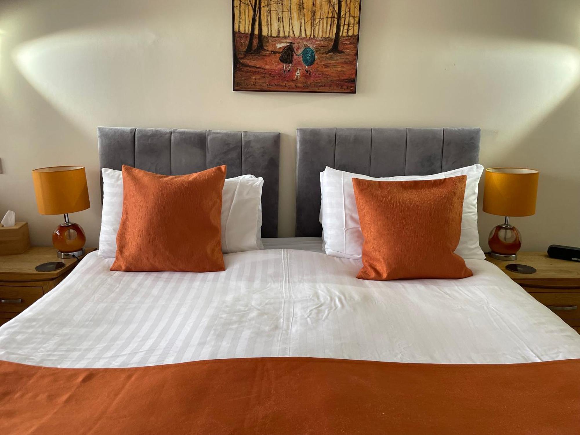 The Red Lion Hotel Cromer Exterior photo A bed with a duvet