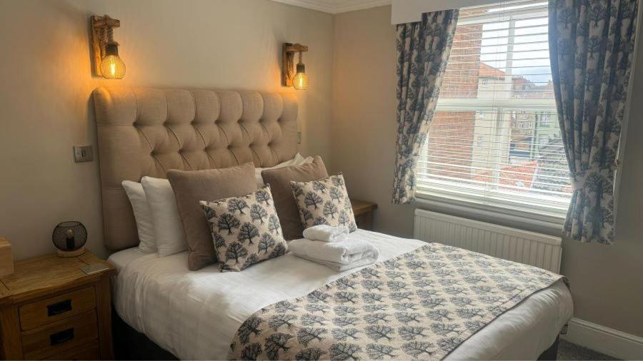 The Red Lion Hotel Cromer Exterior photo A bedroom at the hotel