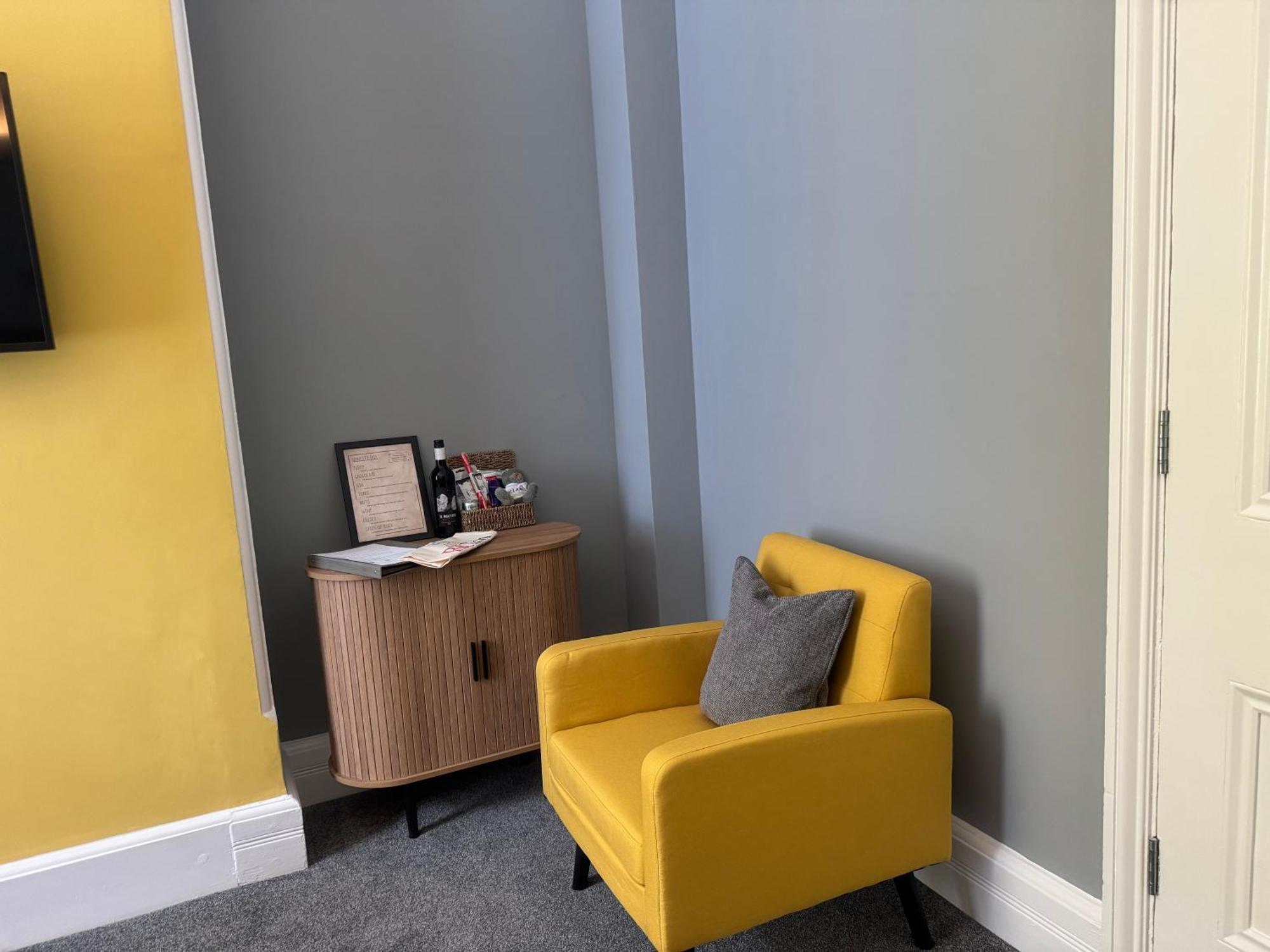 The Red Lion Hotel Cromer Exterior photo A room painted in Dulux's 2019 Colour of the Year, Dulux Arousing Azure