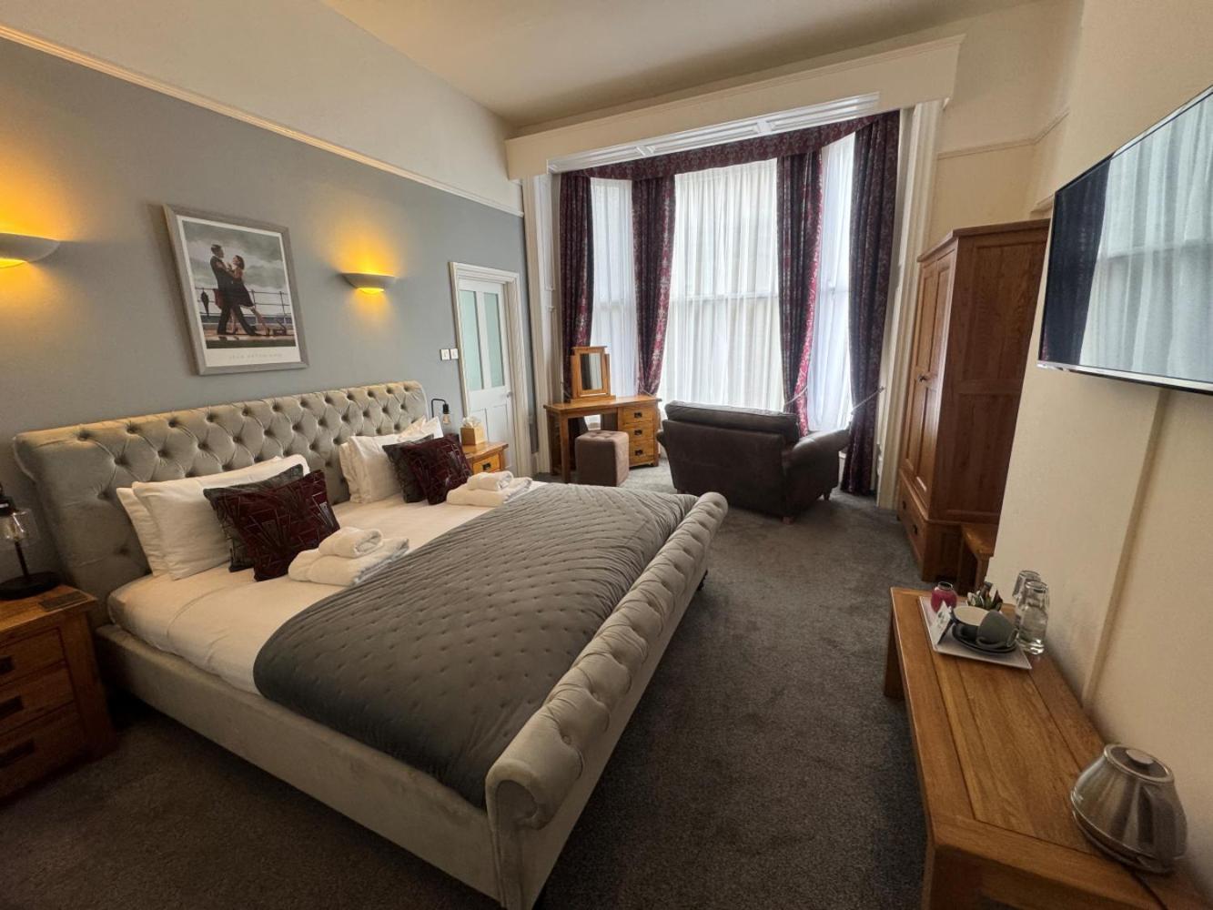 The Red Lion Hotel Cromer Exterior photo A bedroom at the hotel
