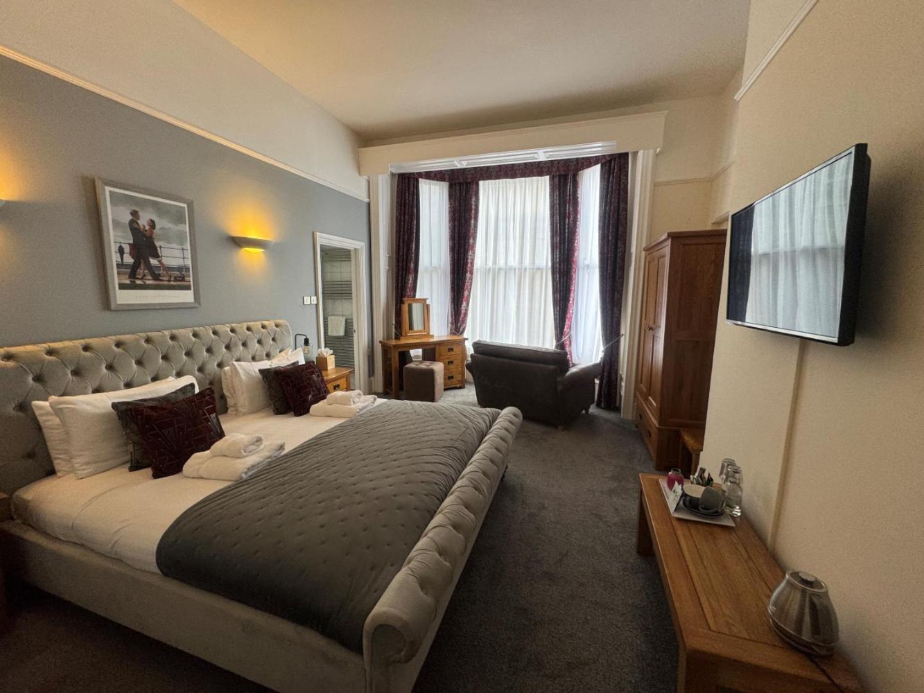 The Red Lion Hotel Cromer Exterior photo A bedroom at the hotel