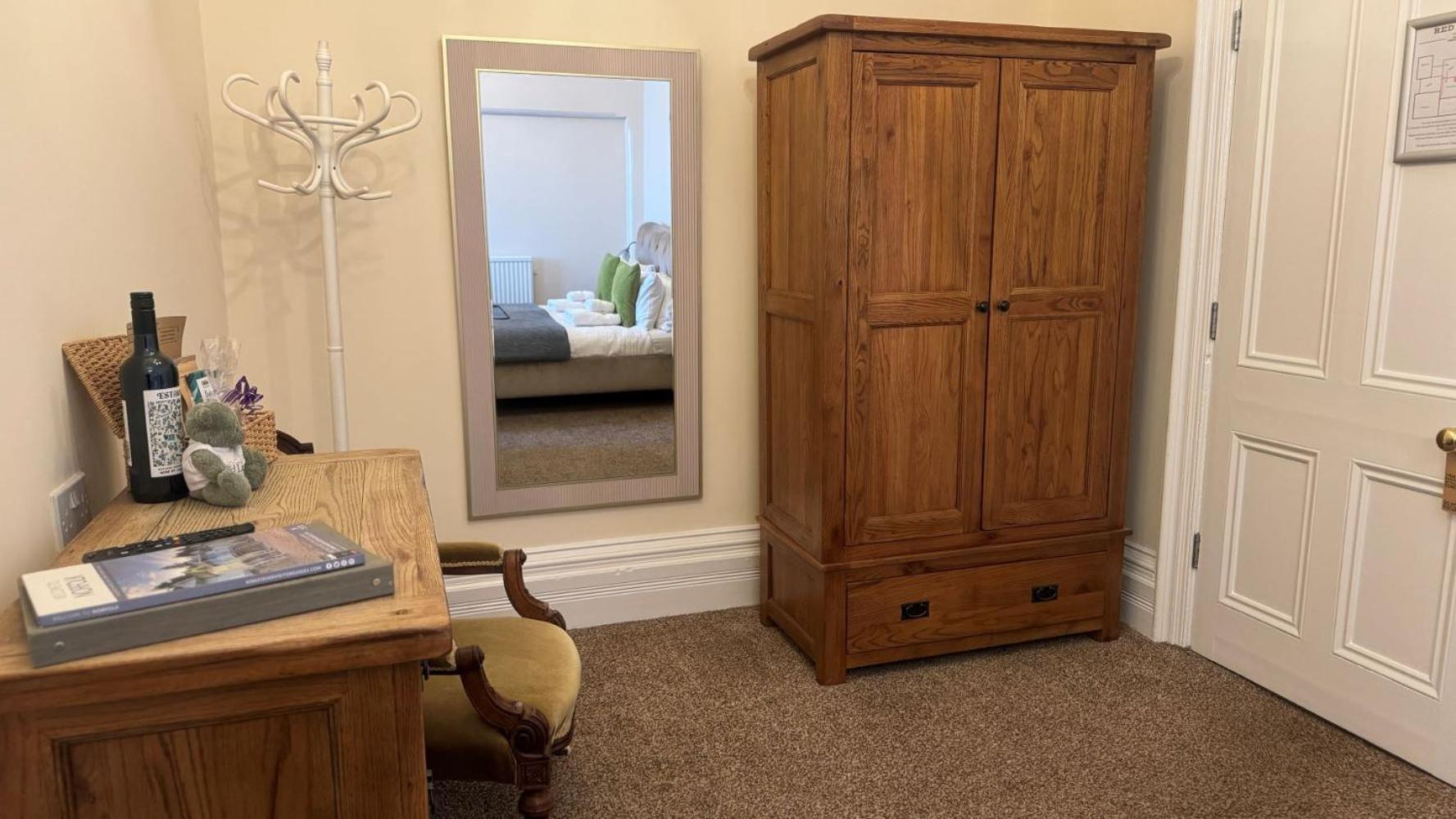 The Red Lion Hotel Cromer Exterior photo A wardrobe