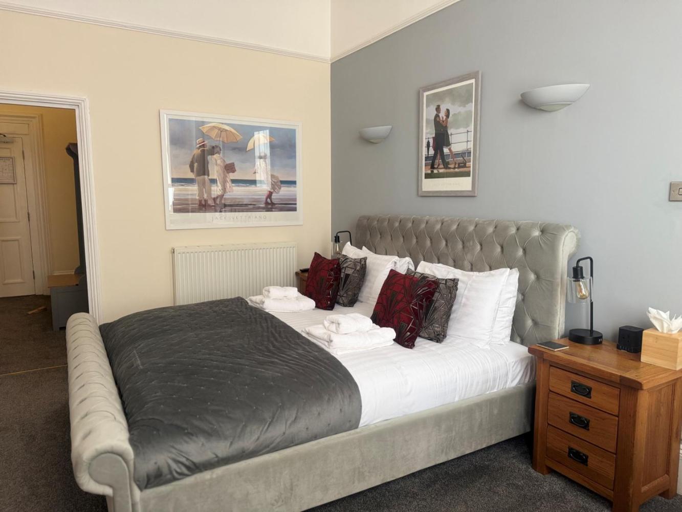 The Red Lion Hotel Cromer Exterior photo A bedroom at the hotel