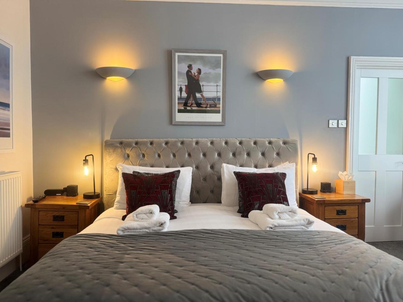 The Red Lion Hotel Cromer Exterior photo A bedroom at the hotel