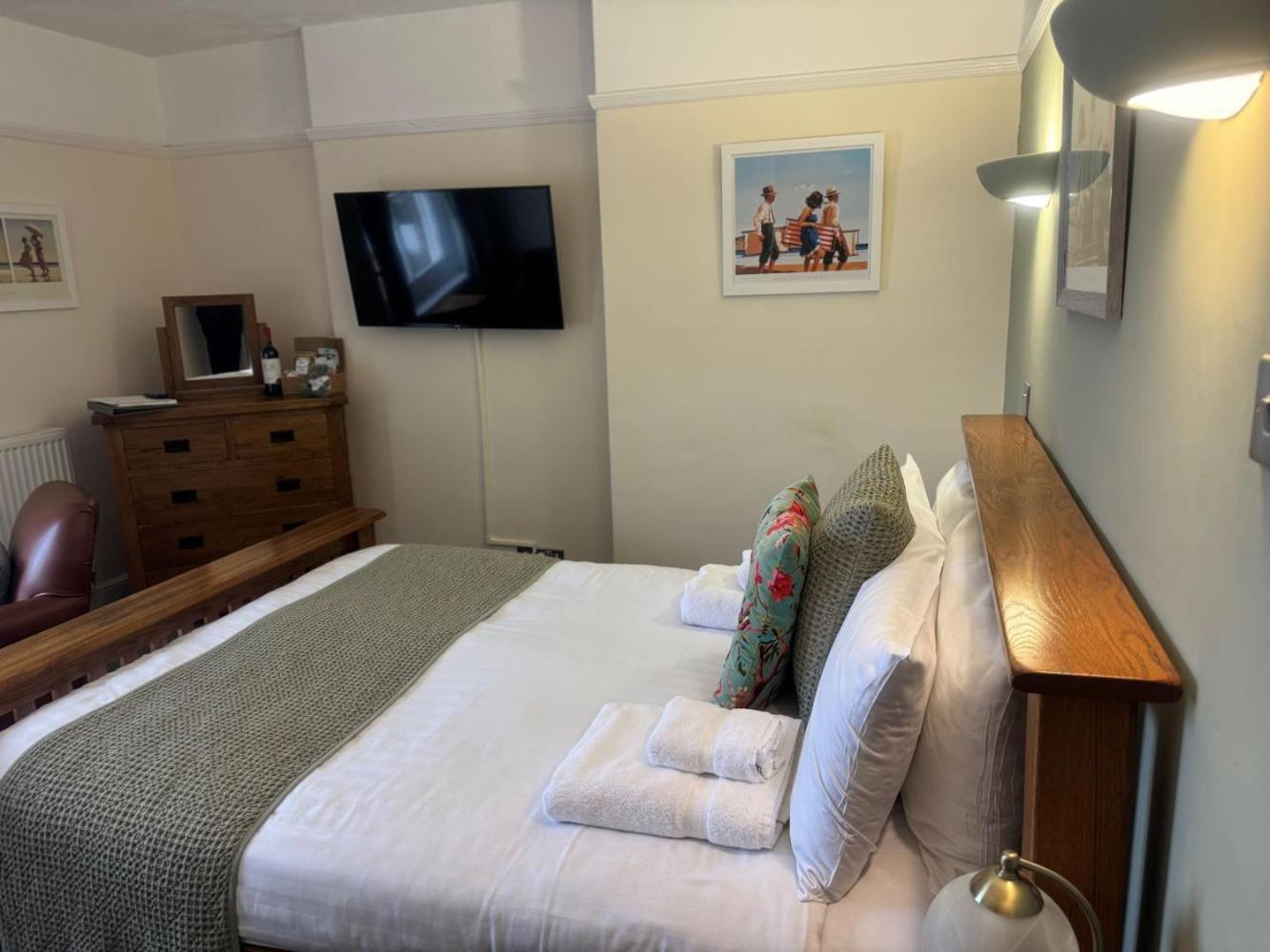 The Red Lion Hotel Cromer Exterior photo A bedroom at the hotel