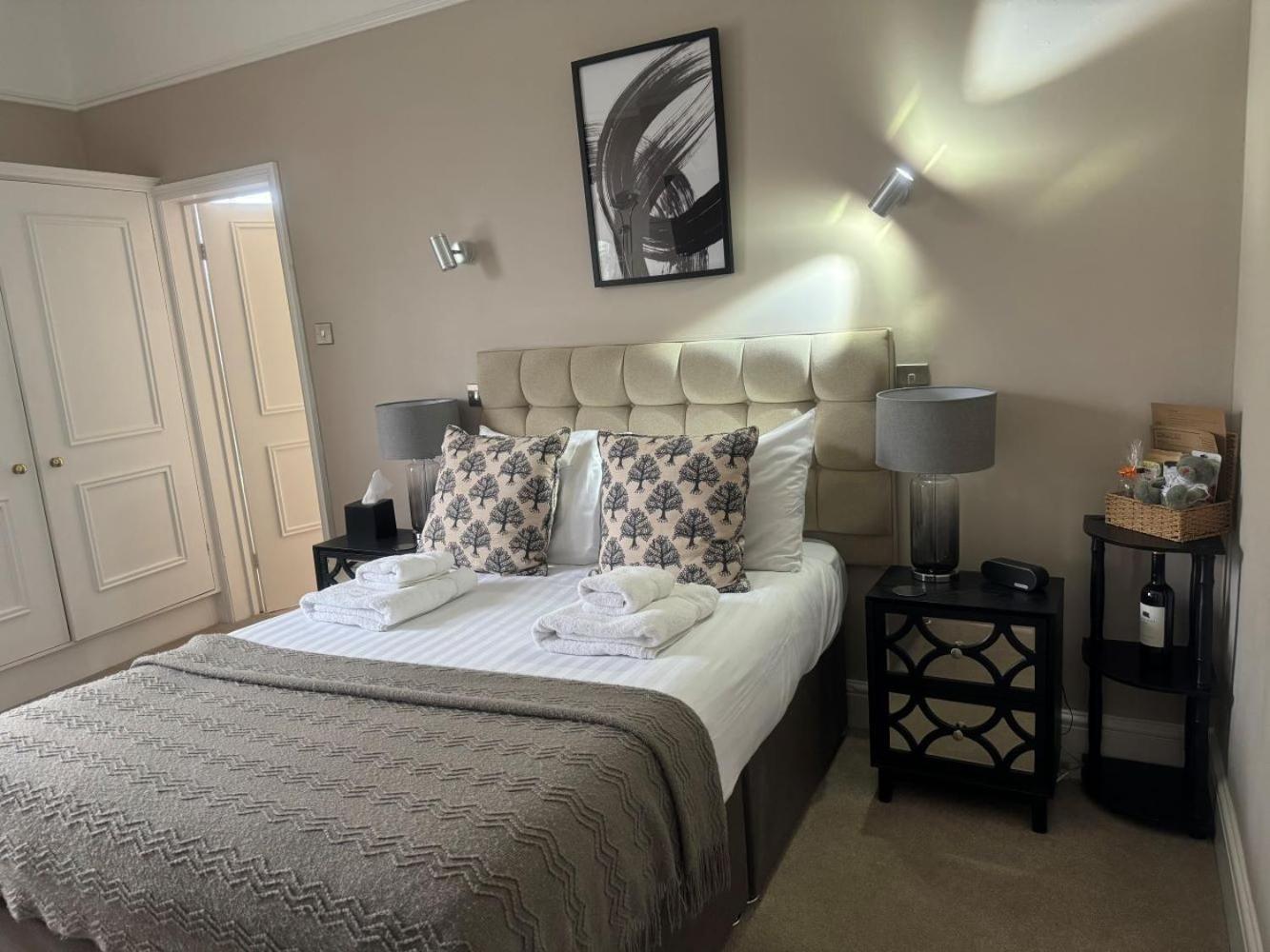 The Red Lion Hotel Cromer Exterior photo A bedroom at the hotel