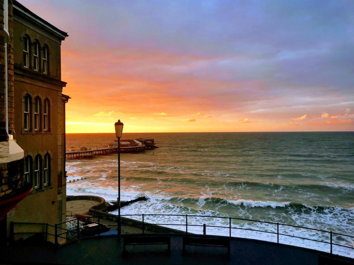 The Red Lion Hotel Cromer Exterior photo Sunset at the harbour